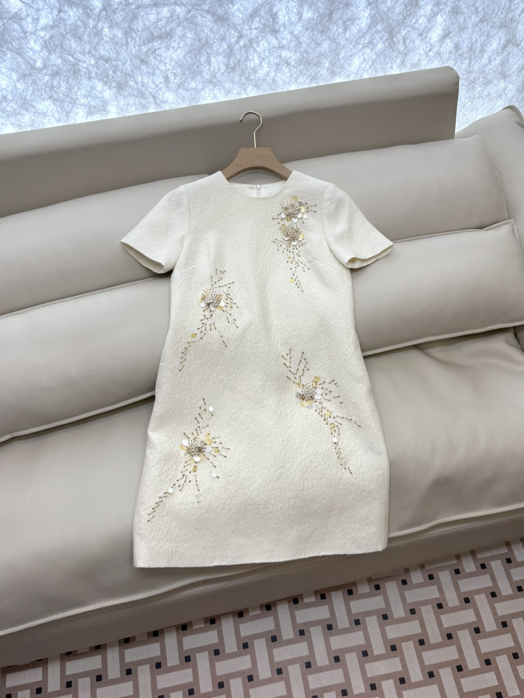 YML043#新款连衣裙⚠️。
超级重工丝毛12%真丝 88% 羊毛 全手工钉珠 短袖连衣裙 黑色 奶白