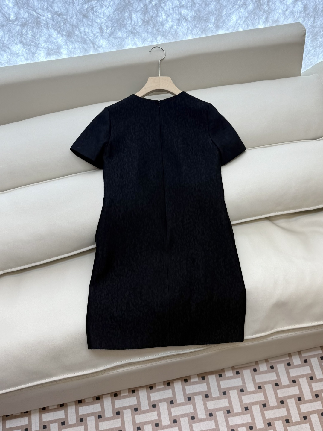 YML043#新款连衣裙⚠️。
超级重工丝毛12%真丝 88% 羊毛 全手工钉珠 短袖连衣裙 黑色 奶白