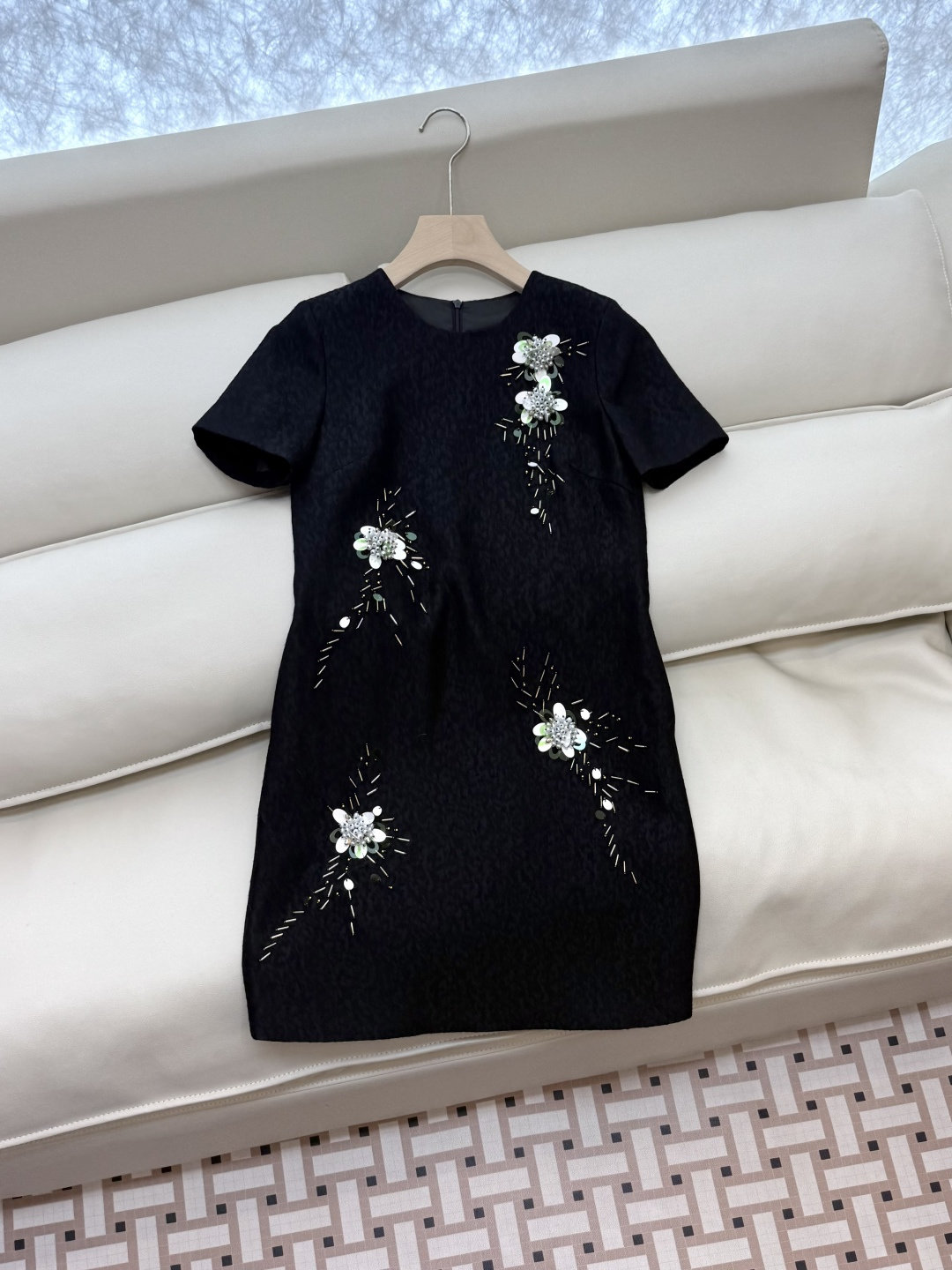 YML043#新款连衣裙⚠️。
超级重工丝毛12%真丝 88% 羊毛 全手工钉珠 短袖连衣裙 黑色 奶白