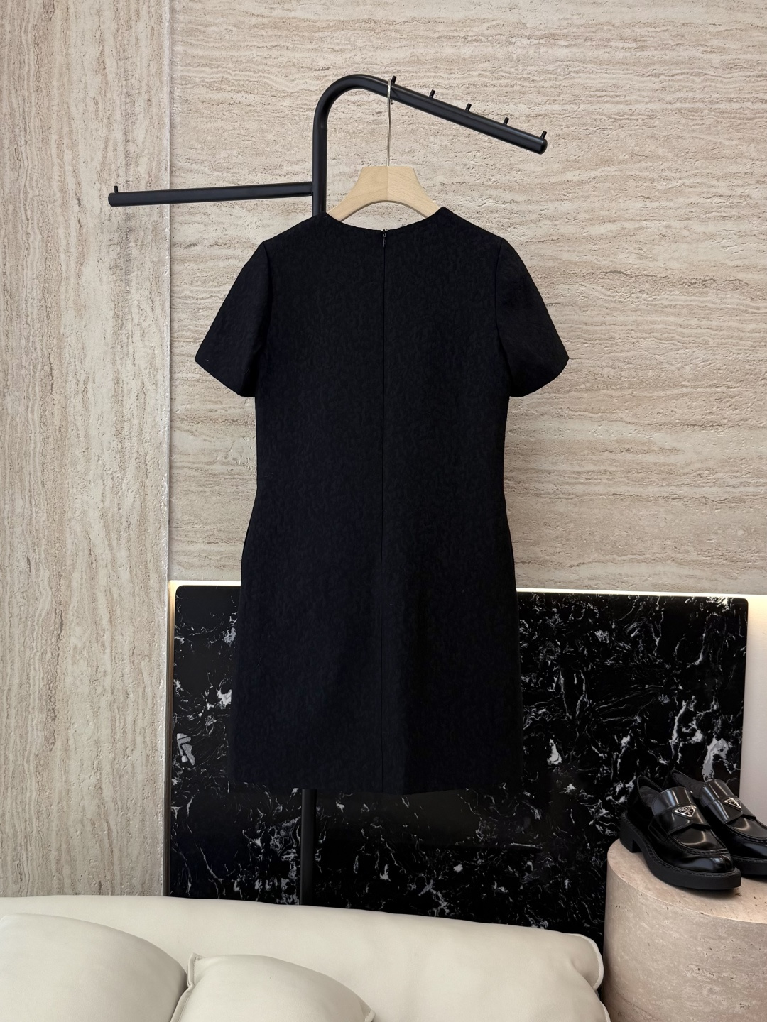 YML043#新款连衣裙⚠️。
超级重工丝毛12%真丝 88% 羊毛 全手工钉珠 短袖连衣裙 黑色 奶白