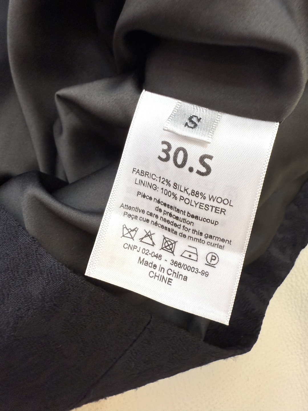 YML043#新款连衣裙⚠️。
超级重工丝毛12%真丝 88% 羊毛 全手工钉珠 短袖连衣裙 黑色 奶白