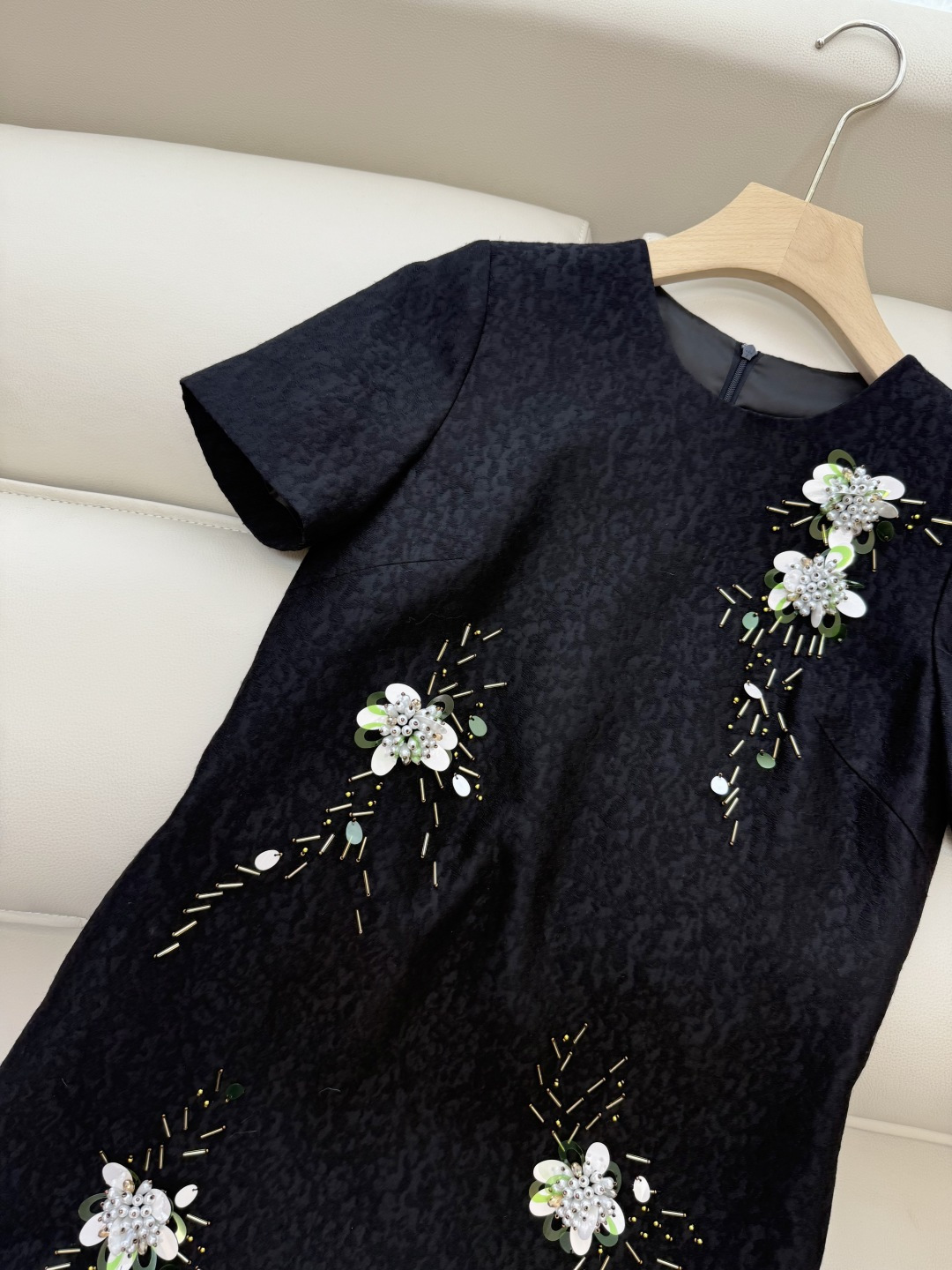 YML043#新款连衣裙⚠️。
超级重工丝毛12%真丝 88% 羊毛 全手工钉珠 短袖连衣裙 黑色 奶白