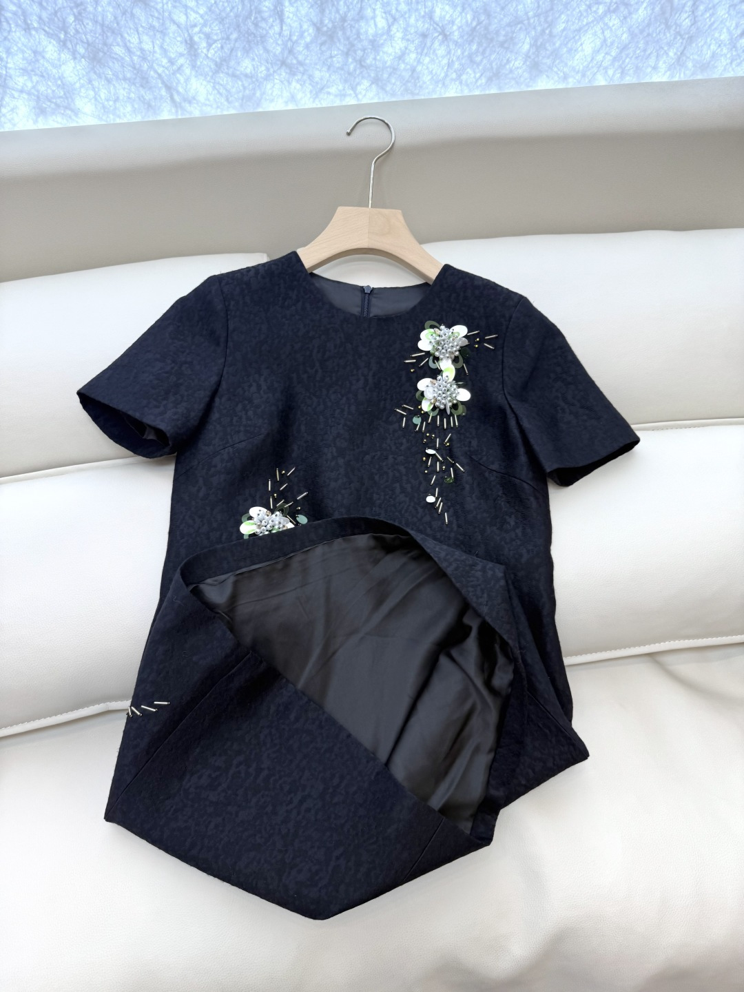 YML043#新款连衣裙⚠️。
超级重工丝毛12%真丝 88% 羊毛 全手工钉珠 短袖连衣裙 黑色 奶白