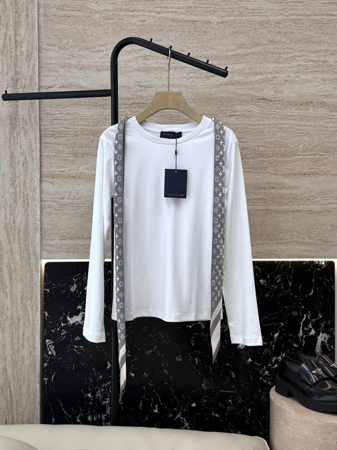 NO:473147,QG0119# new long-sleeved T-shirt LV classic presbyterian letter printed long silk scarf long-sleeved T-shirt two colors SML,,louis vuitton,tees,t-shirt,alexander wang19860909QG0119#新款长袖T恤 LV 经典老花字母印花长丝巾 长袖T恤 两色 SML,,louis vuitton,tees，t-shirt,alexander wang,Women's clothing