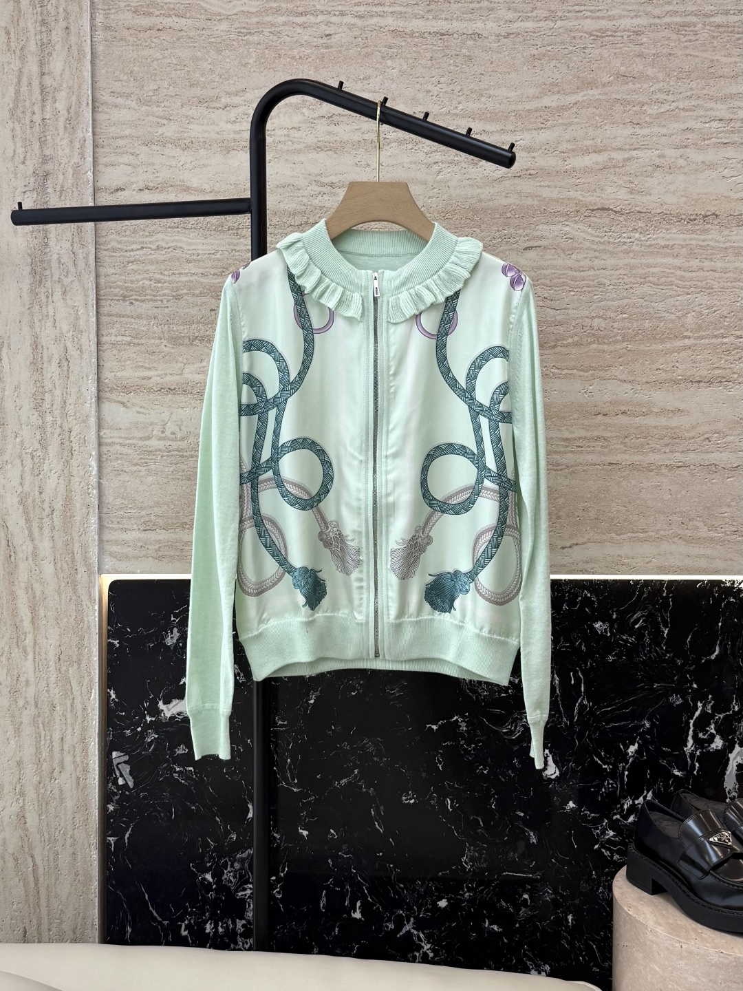NO:473138,H32571# new knitted sweater HH Home Hermes Positioning Print Silk Twill Splicing Long-sleeved cardigan jacket Black Beige Green SMLXL,,hermes,jackets & coats,real silk,alexander wang19860909H32571#新款针织衫 H家 爱马仕 定位印花 真丝斜纹拼接 长袖开衫外套 黑色 米色 绿色 SMLXL,,hermes,jackets & coats,real silk,alexander wang,Women's clothing
