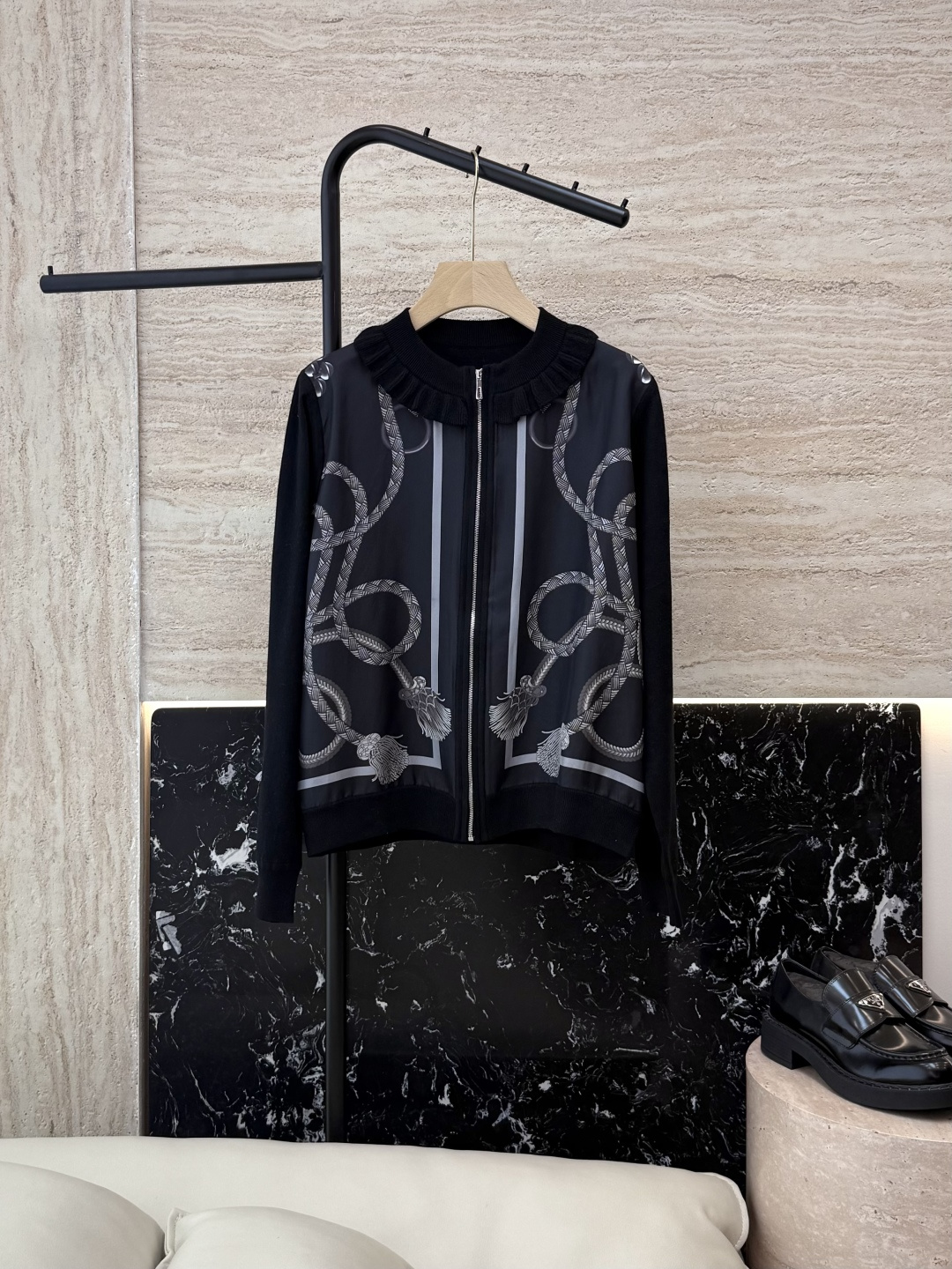 NO:473127,H32571# new knitted sweater P H home Hermes positioning print silk twill splicing long-sleeved cardigan jacket black beige green SMLXL,,hermes,jackets & coats,real silk,alexander wang19860909H32571#新款针织衫P H家 爱马仕 定位印花 真丝斜纹拼接 长袖开衫外套 黑色 米色 绿色 SMLXL,,hermes,jackets & coats,real silk,alexander wang,Women's clothing