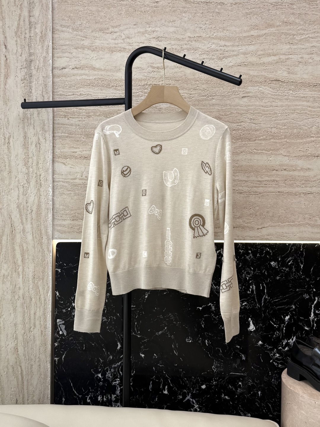NO:473115,H32570# new sweater H Hermes 15 wool embroidered cartoon pattern long-sleeved sweater black beige SMLXL, hermes, sweaters, alexander wang19860909H32570#新款毛衣 H爱马仕 15 羊毛 绣花卡通图案 长袖毛衣 黑色 米色SMLXL,,hermes,sweaters,alexander wang,Women's clothing