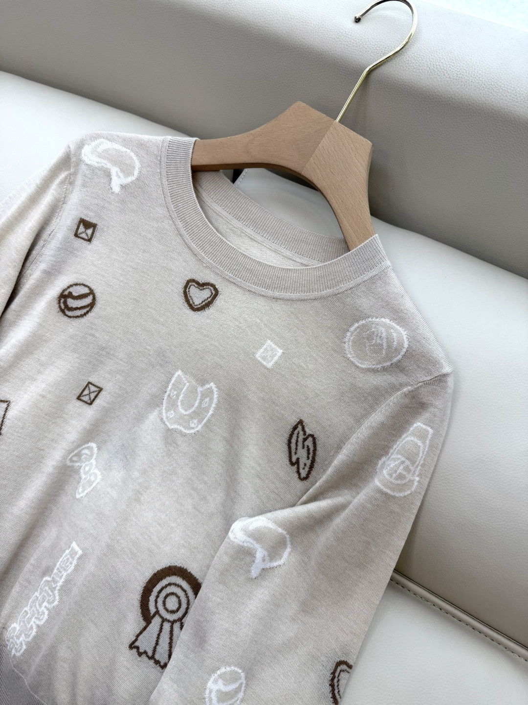 H32570#新款毛衣💕H爱马仕 15% 羊毛 绣花卡通图案 长袖毛衣 黑色 米色SMLXL