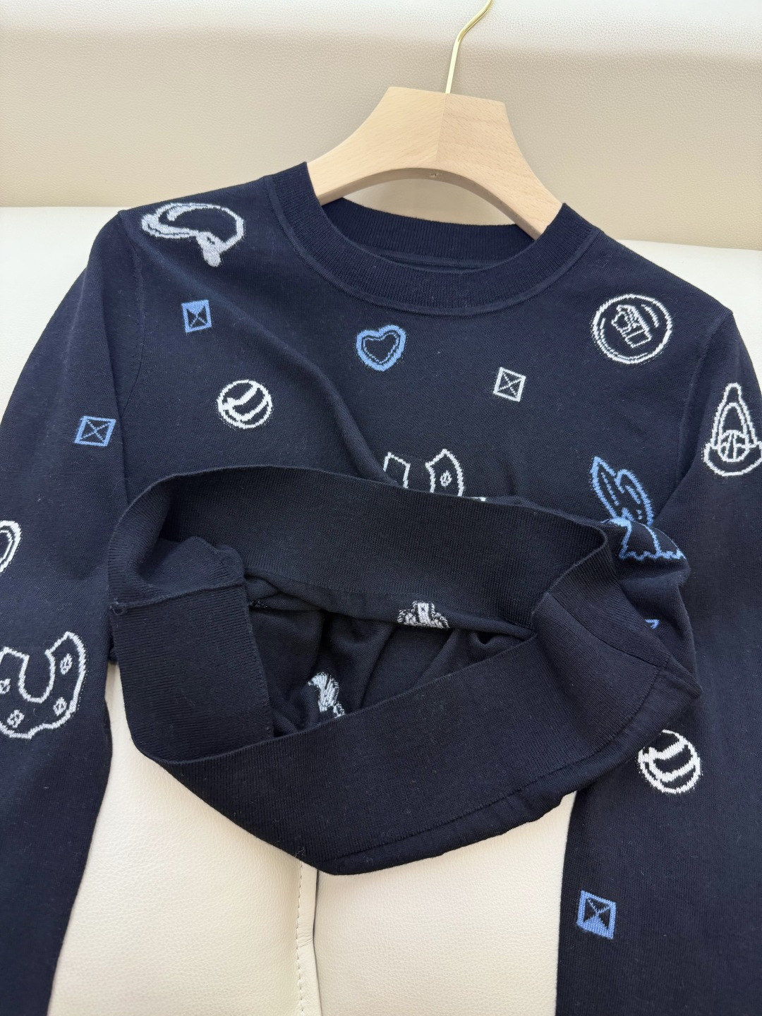 H32570#新款毛衣💕H爱马仕 15% 羊毛 绣花卡通图案 长袖毛衣 黑色 米色SMLXL