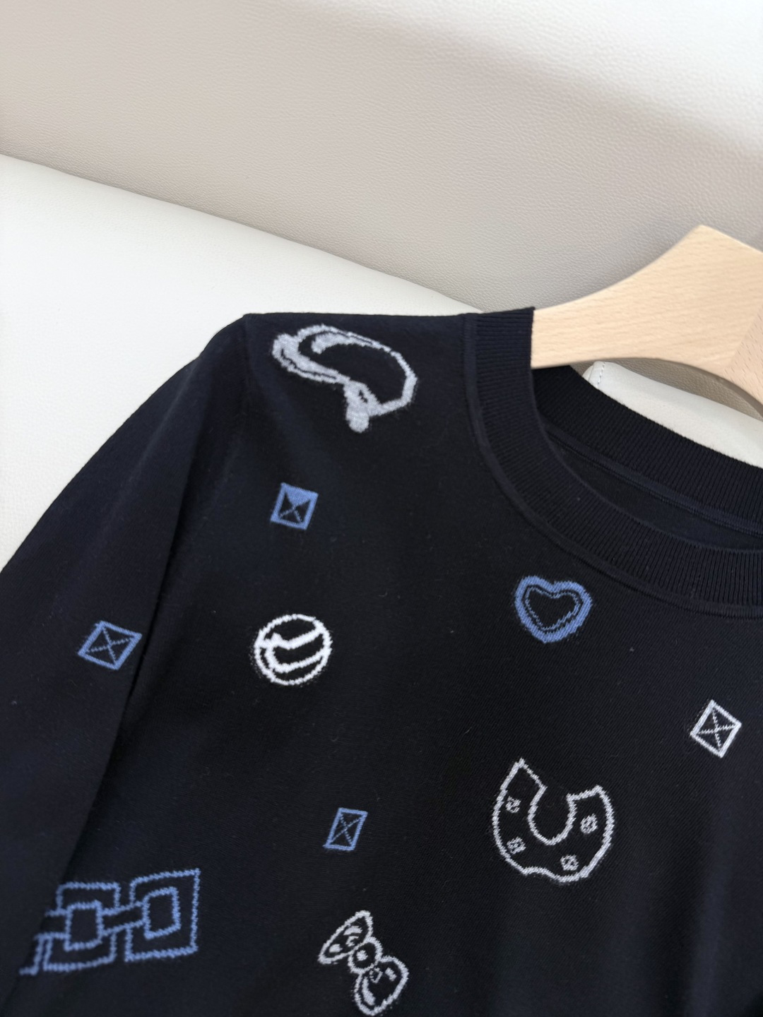 H32570#新款毛衣💕H爱马仕 15% 羊毛 绣花卡通图案 长袖毛衣 黑色 米色SMLXL