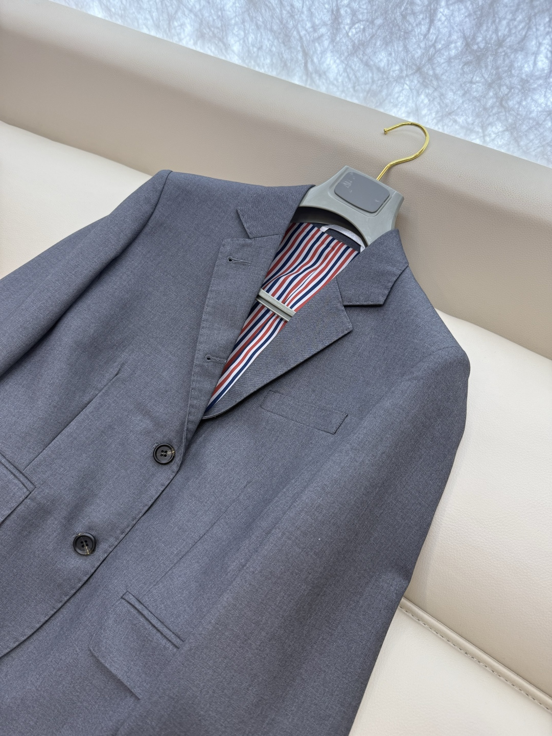 XTB0001#新款外套⚠️。
TB 顶级货 100%羊毛 树脂扣 西装外套 灰色 0-1-2-3码