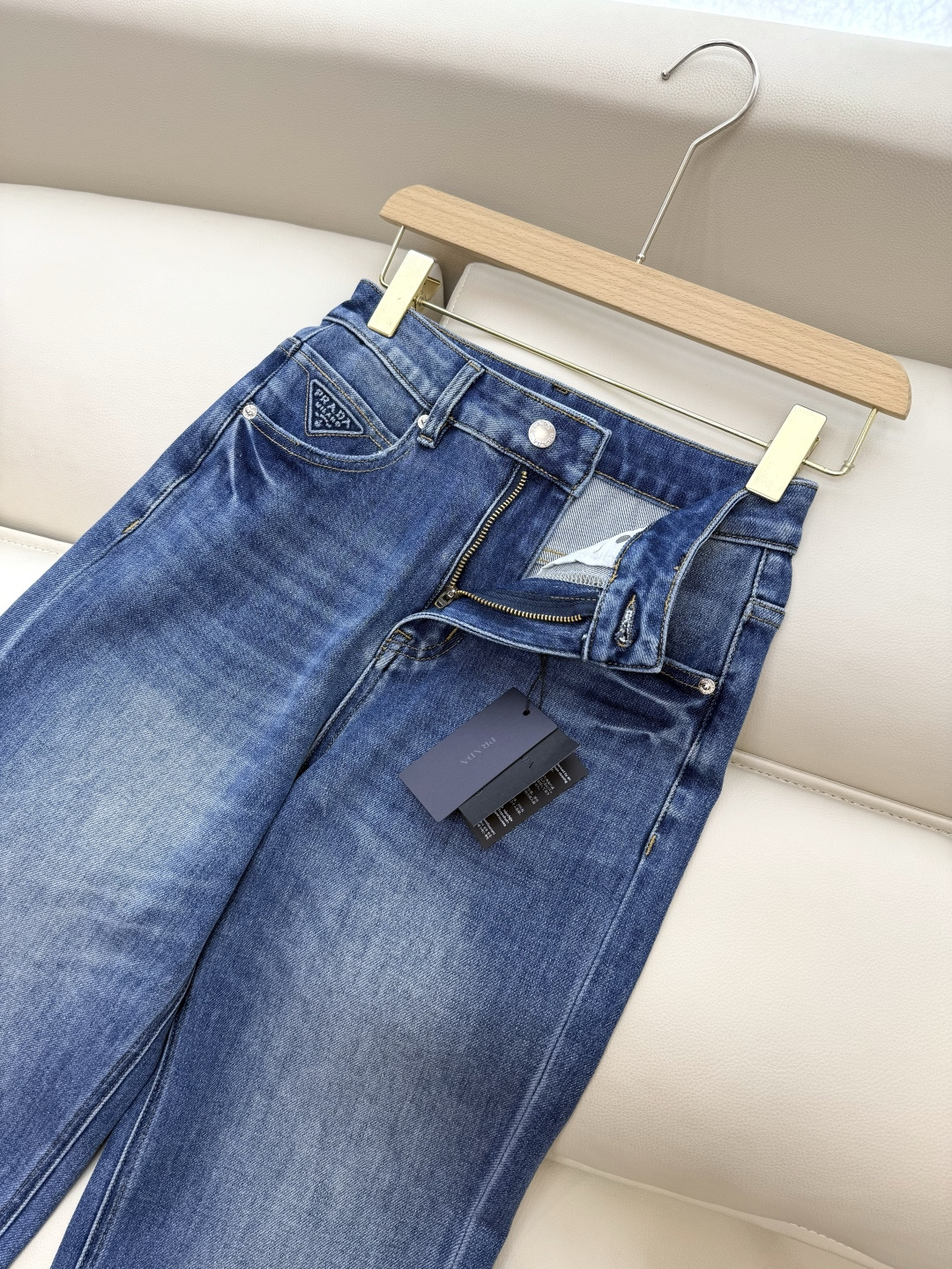 NZ012#新款牛仔裤⚠️。
PRADA 三角标 直筒 牛仔裤 蓝色 SMLXL