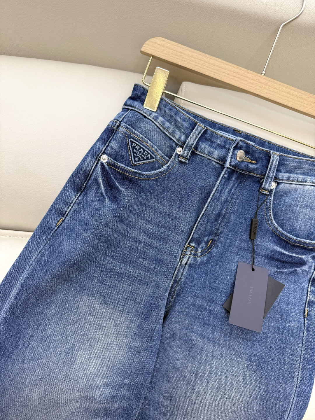 NZ012#新款牛仔裤⚠️。
PRADA 三角标 直筒 牛仔裤 蓝色 SMLXL