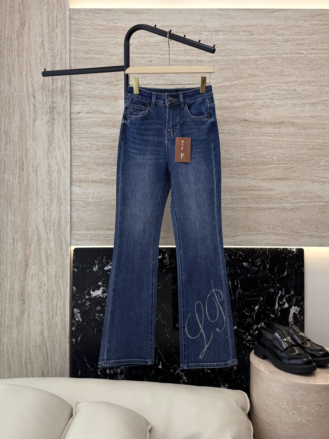 NO:473164,NZ011# new style jeans LP hot diamonds new autumn style straight jeans dark blue 26/27/28/29,,loro piano, jeans,alexander wang19860909NZ011#新款牛仔裤 LP 烫钻 秋装新款 直筒 牛仔裤 深蓝色 26/27/28/29,,loro piana,jeans,alexander wang,Women's clothing