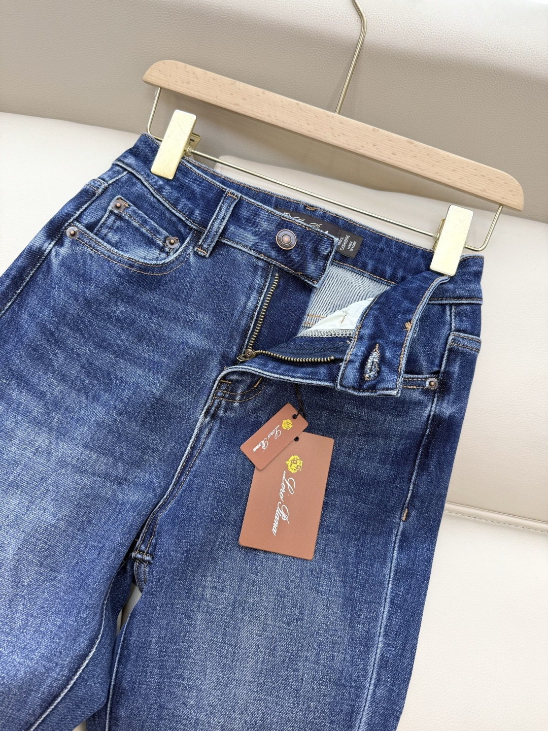 NZ011#新款牛仔裤⚠️。
Lp🆕 烫钻 秋装新款 直筒 牛仔裤 深蓝色 26/27/28/29
