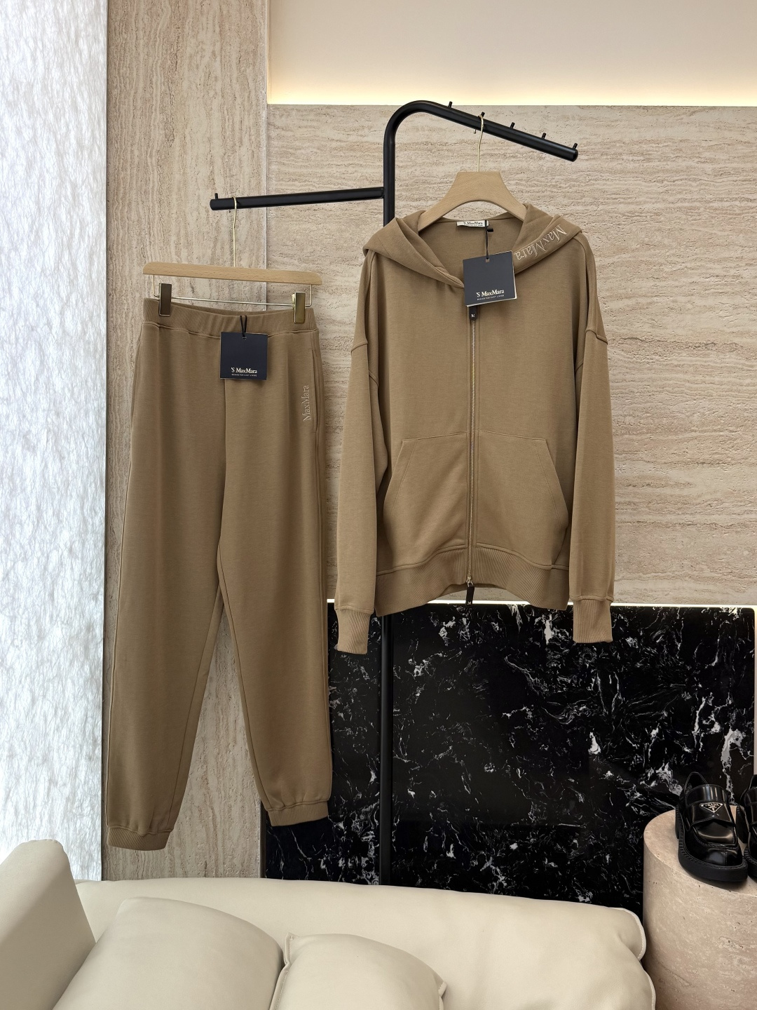 NO:473117,YO026# new suit max top copy 1:1 version high-end custom version embroidery logo genuine leather logo sports casual cardigan trousers suit camel red SMLXL,,alexander wang19860909YO026#新款套装 max 顶级复制 1:1 版 高端定制版 刺绣logo 真皮标 运动休闲开衫长裤 套装 驼色 红色 SMLXL,,alexander wang,Women's clothing