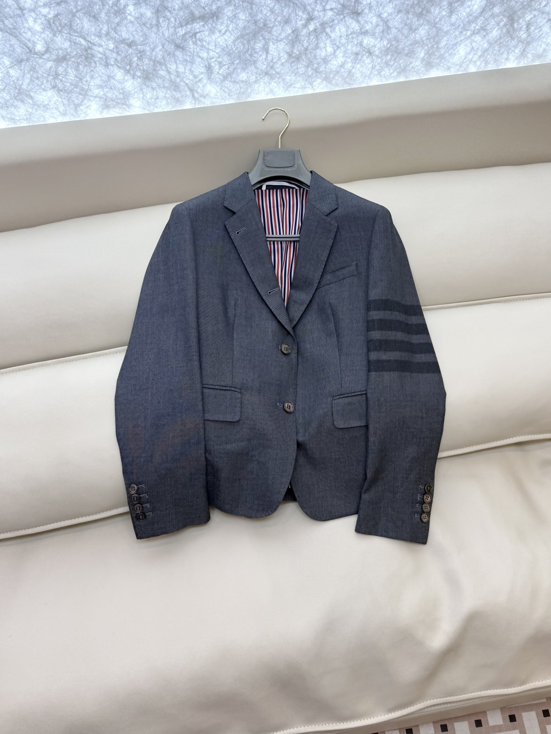 XTB004#新款外套⚠️。
TB 顶级货 100%羊毛 四道杠 西装外套 灰色 （牛角扣/贝母扣 0-