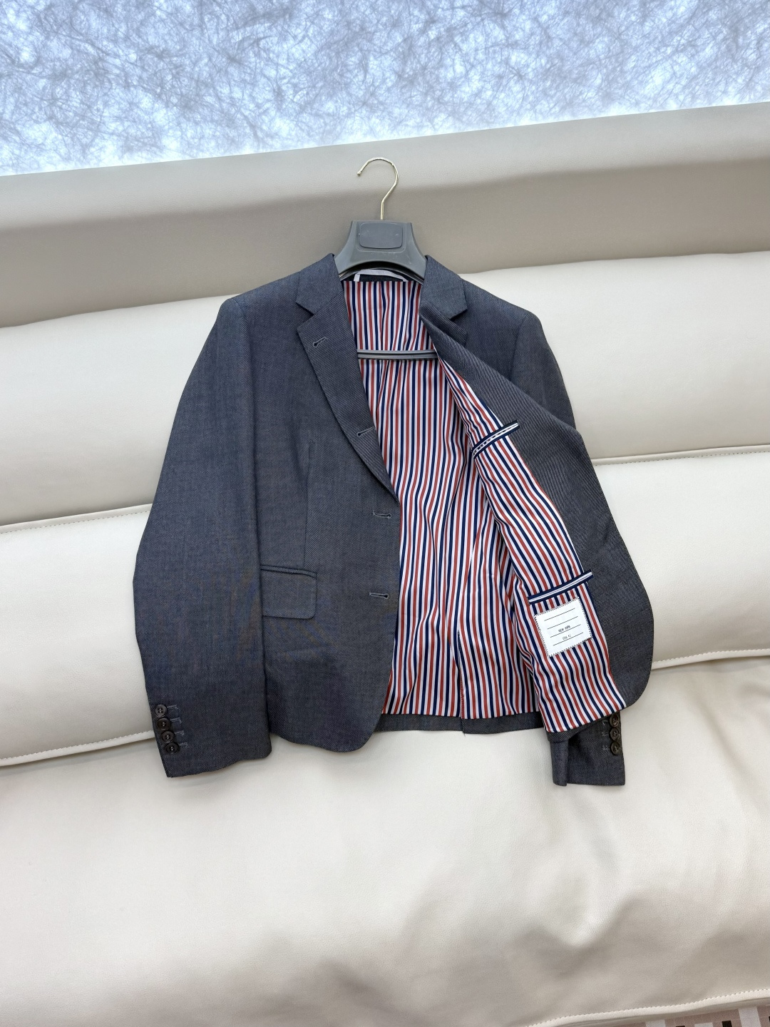 XTB004#新款外套⚠️。
TB 顶级货 100%羊毛 四道杠 西装外套 灰色 （牛角扣/贝母扣 0-