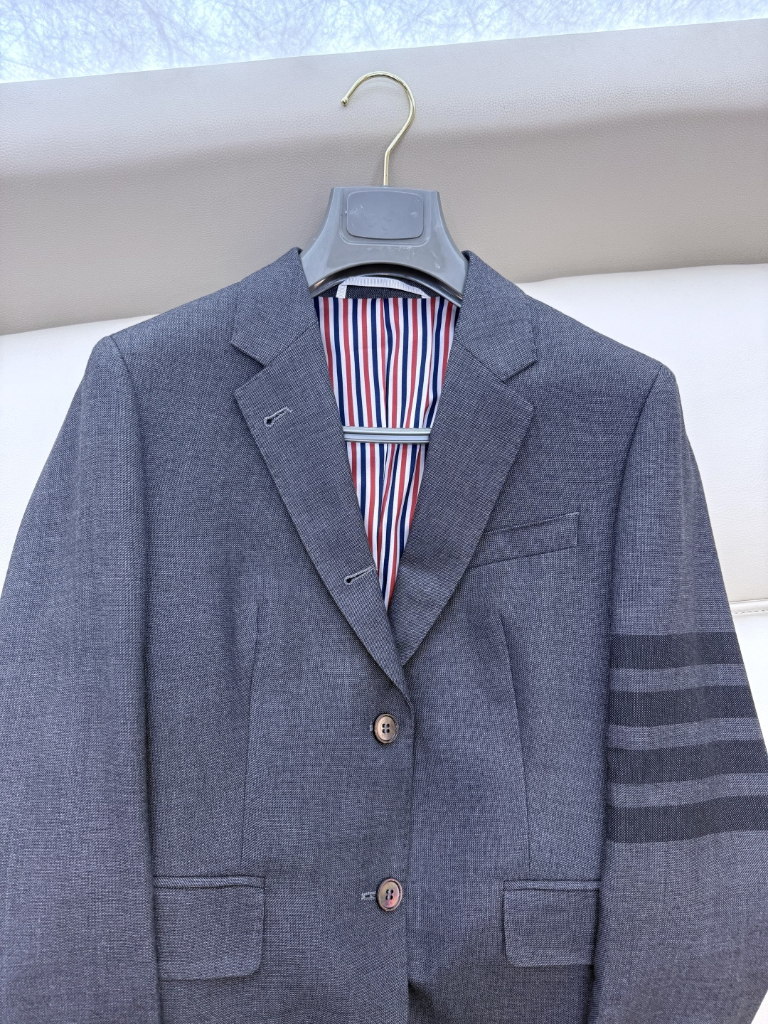 XTB004#新款外套⚠️。
TB 顶级货 100%羊毛 四道杠 西装外套 灰色 （牛角扣/贝母扣 0-