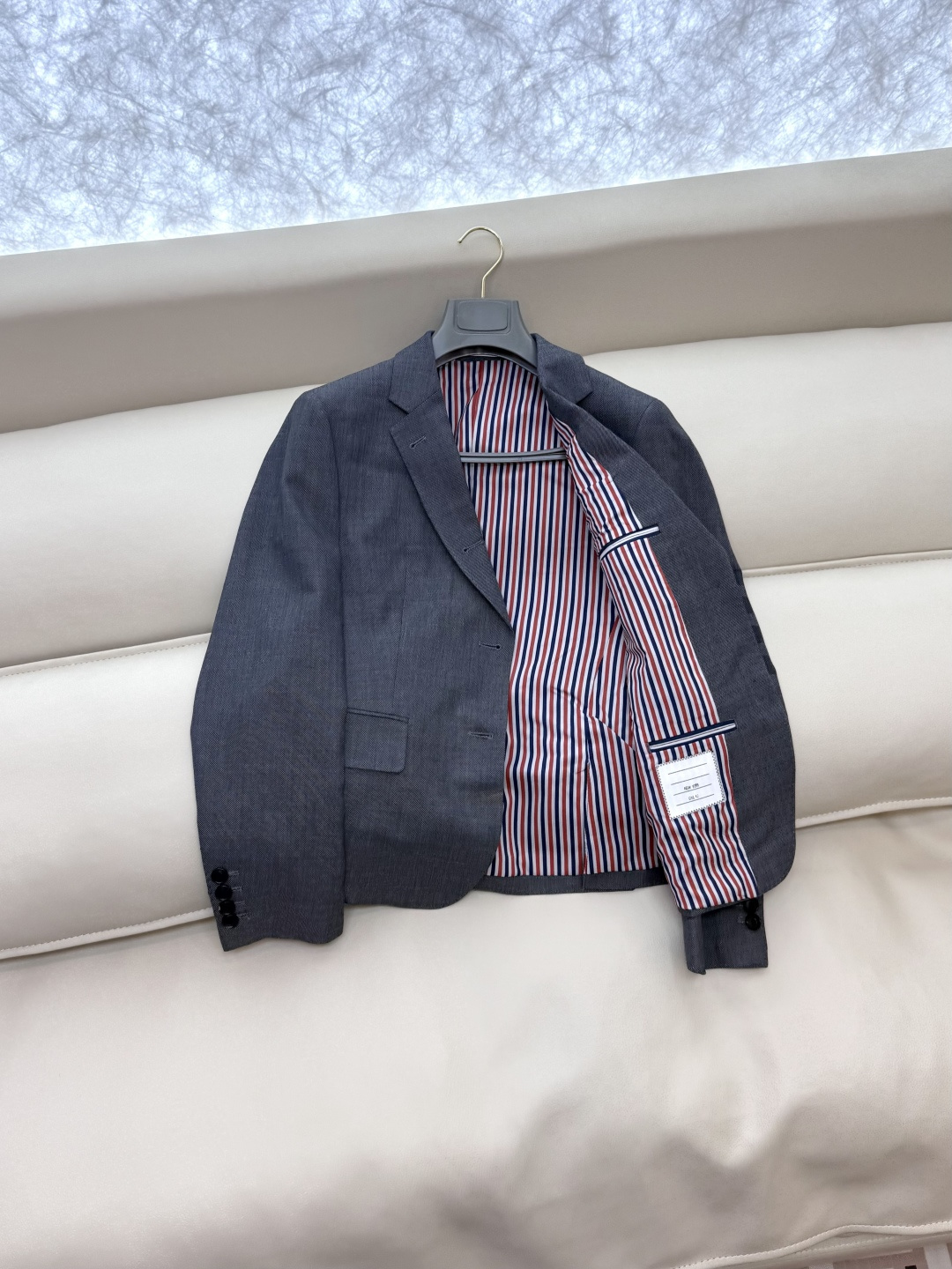 XTB004#新款外套⚠️。
TB 顶级货 100%羊毛 四道杠 西装外套 灰色 （牛角扣/贝母扣 0-