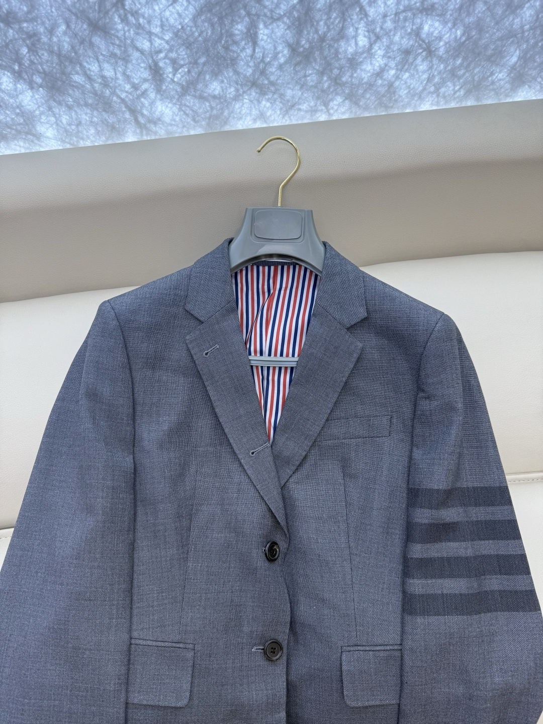 XTB004#新款外套⚠️。
TB 顶级货 100%羊毛 四道杠 西装外套 灰色 （牛角扣/贝母扣 0-