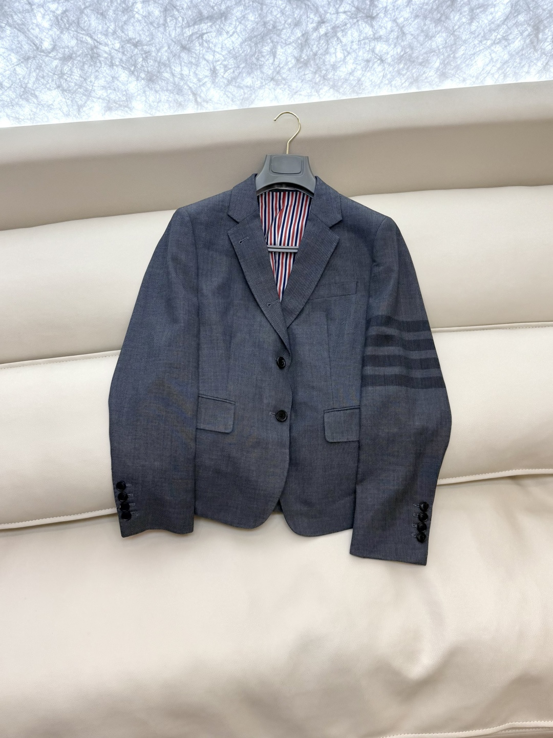 XTB004#新款外套⚠️。
TB 顶级货 100%羊毛 四道杠 西装外套 灰色 （牛角扣/贝母扣 0-