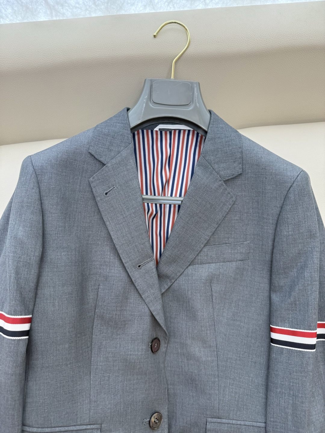 XTB021#新款外套⚠️。
TB 顶级货 100%羊毛 袖子织带 西装外套 灰色 藏青色 灰色 0-1