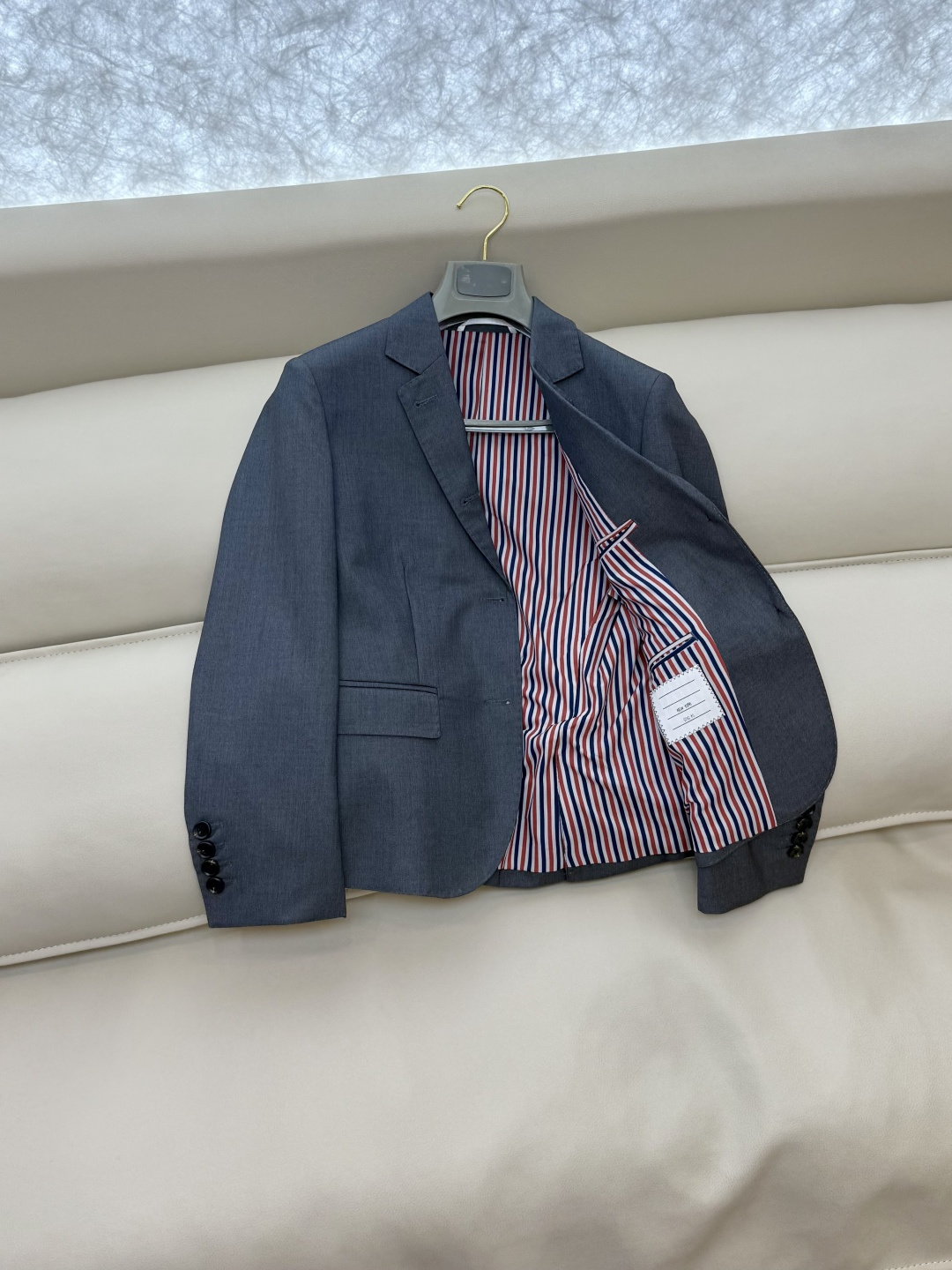 XTB0001#新款外套⚠️。
TB 顶级货 100%羊毛 树脂扣 西装外套 灰色 0-1-2-3码