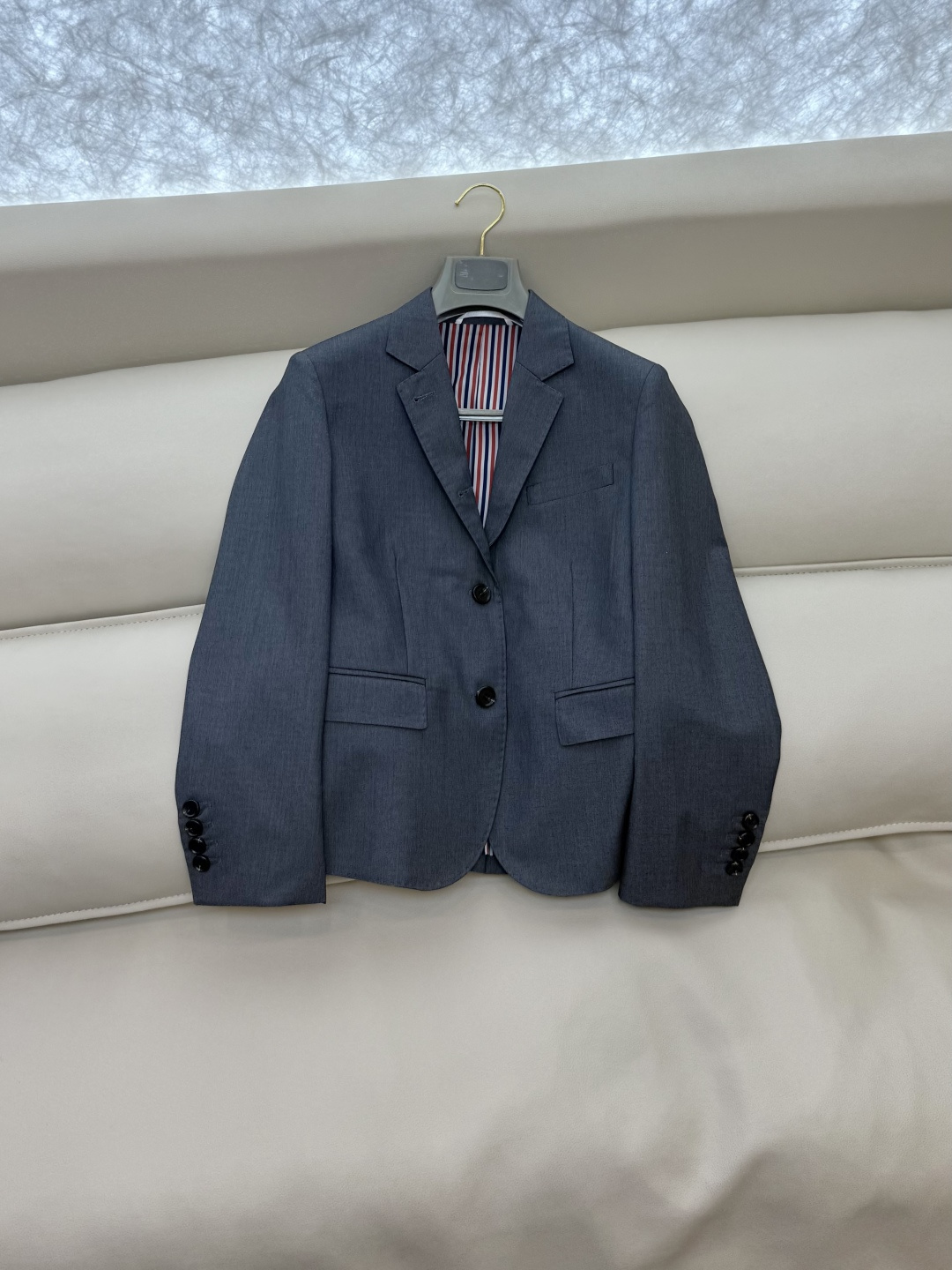 XTB0001#新款外套⚠️。
TB 顶级货 100%羊毛 树脂扣 西装外套 灰色 0-1-2-3码