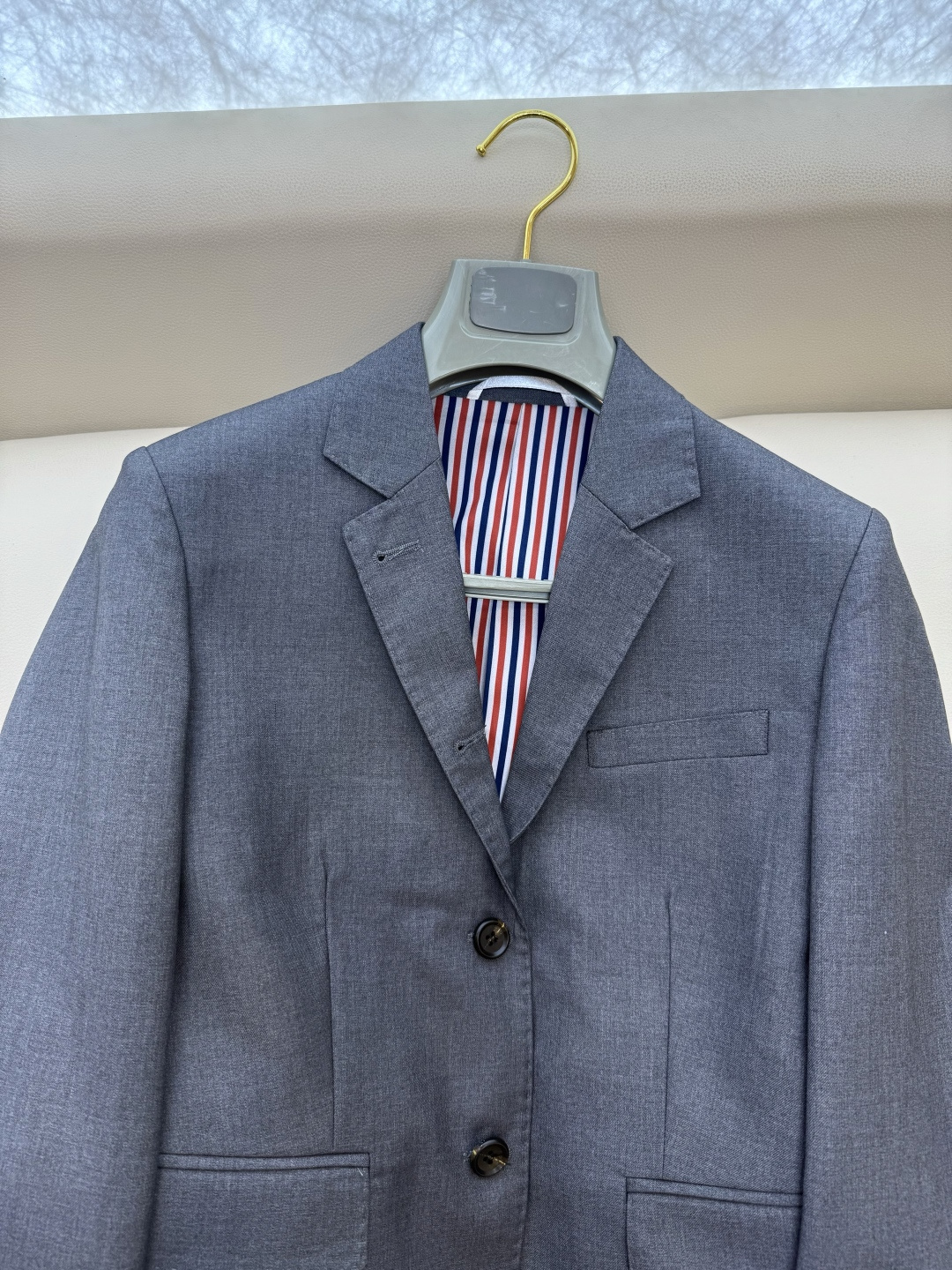 XTB0001#新款外套⚠️。
TB 顶级货 100%羊毛 树脂扣 西装外套 灰色 0-1-2-3码