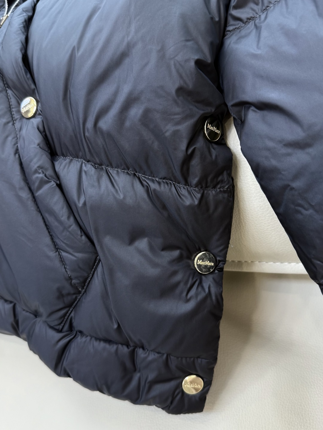 M671#新款羽绒服⚠️。
max mara  原标顶级版 90% 鹅绒羽绒服  米白色 深灰色 38/