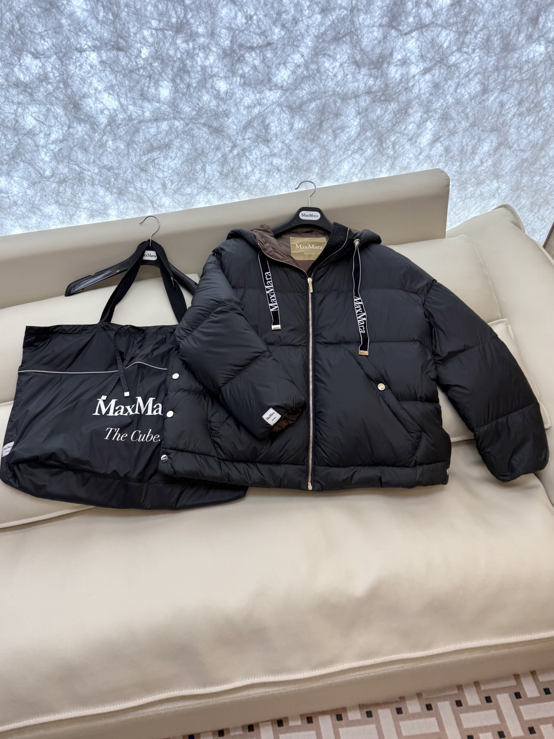 M671#新款羽绒服⚠️。
max mara  原标顶级版 90% 鹅绒羽绒服  米白色 深灰色 38/