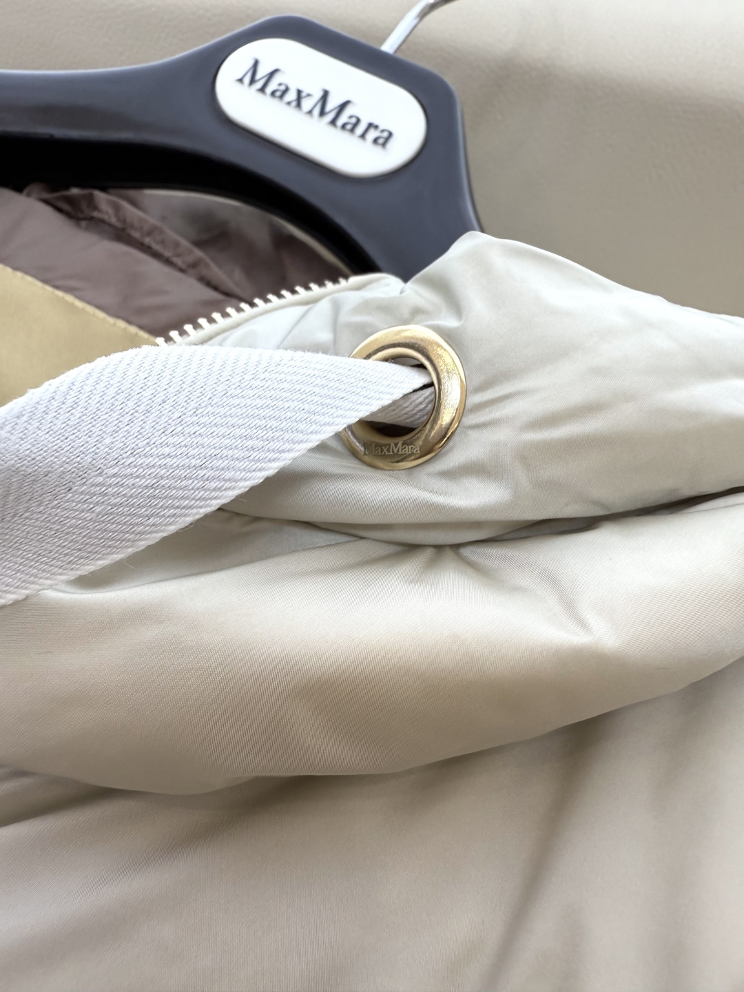 M671#新款羽绒服⚠️。
max mara  原标顶级版 90% 鹅绒羽绒服  米白色 深灰色 38/