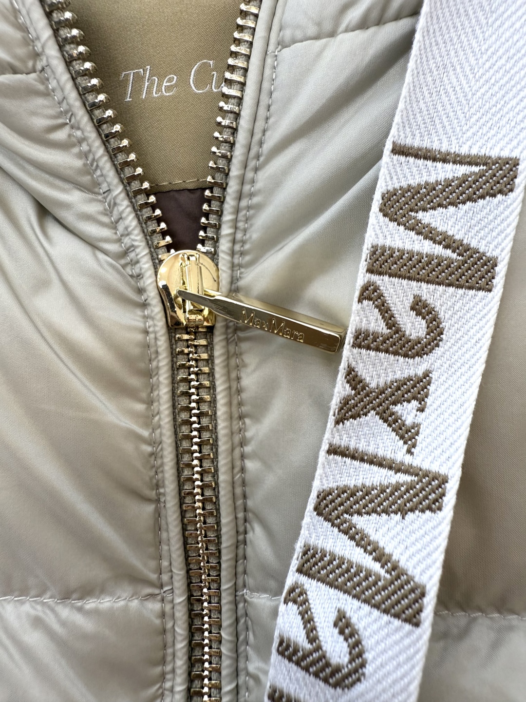 M671#新款羽绒服⚠️。
max mara  原标顶级版 90% 鹅绒羽绒服  米白色 深灰色 38/