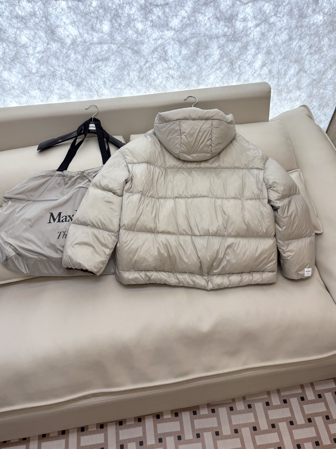 M671#新款羽绒服⚠️。
max mara  原标顶级版 90% 鹅绒羽绒服  米白色 深灰色 38/