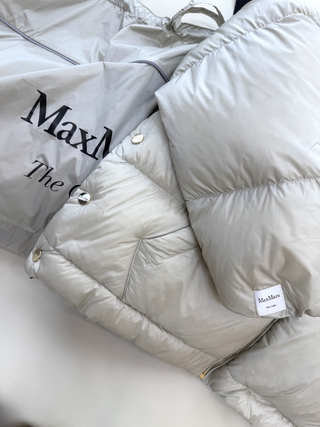 M671#新款羽绒服⚠️。
max mara  原标顶级版 90% 鹅绒羽绒服  米白色 深灰色 38/