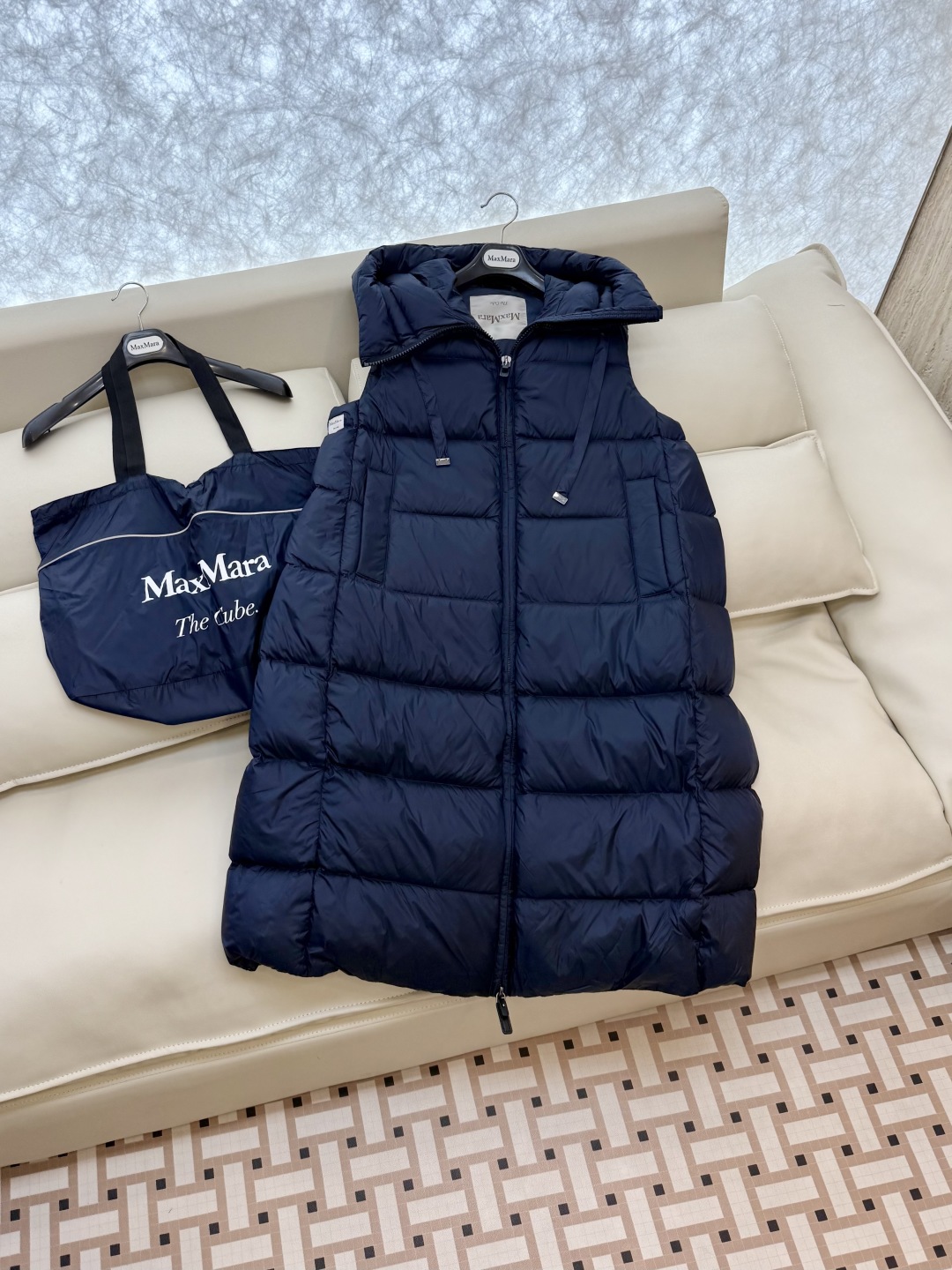 M286#新款羽绒服⚠️。
max mara  配原包装 原标高定版 羽绒长马甲 加长90% 鹅绒羽绒服