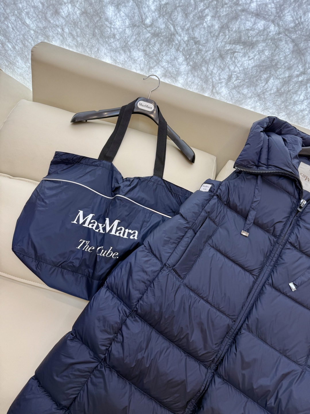 M286#新款羽绒服⚠️。
max mara  配原包装 原标高定版 羽绒长马甲 加长90% 鹅绒羽绒服