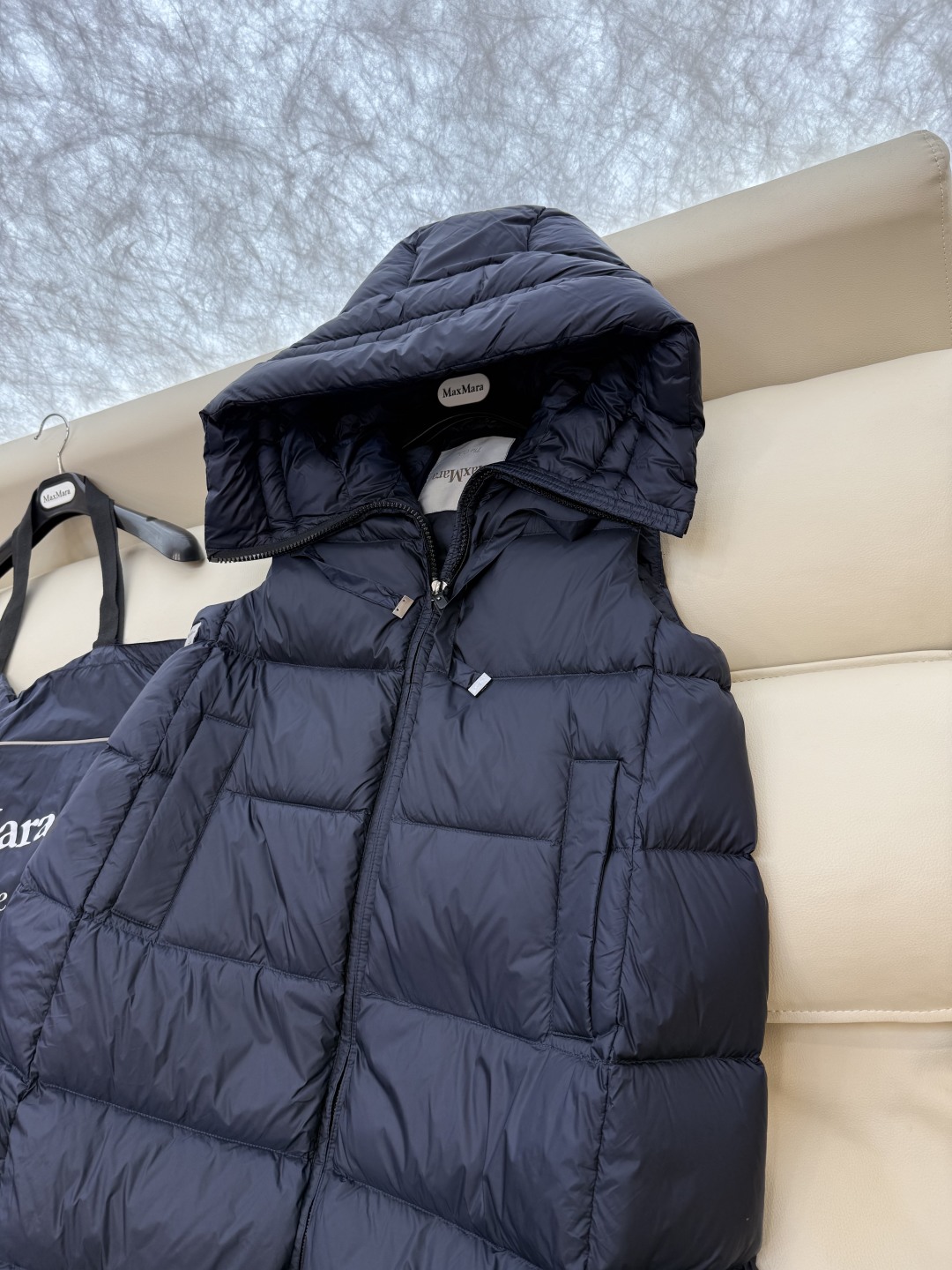 M286#新款羽绒服⚠️。
max mara  配原包装 原标高定版 羽绒长马甲 加长90% 鹅绒羽绒服