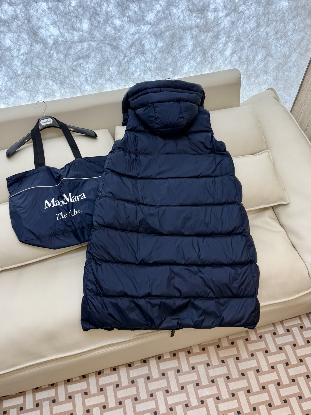 M286#新款羽绒服⚠️。
max mara  配原包装 原标高定版 羽绒长马甲 加长90% 鹅绒羽绒服