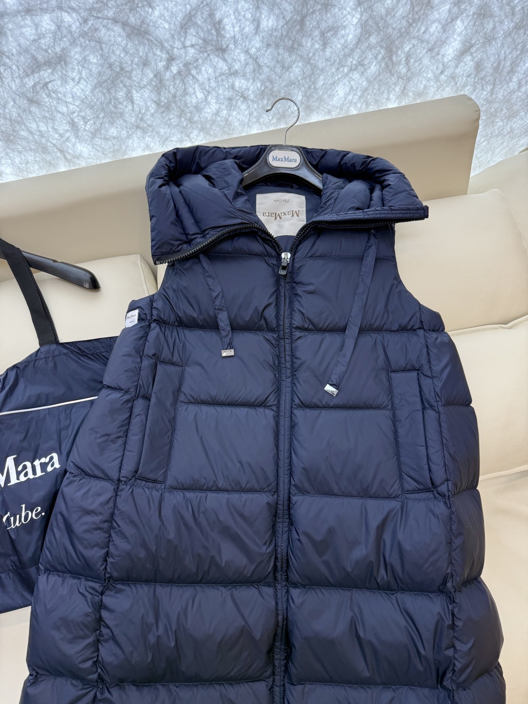 M286#新款羽绒服⚠️。
max mara  配原包装 原标高定版 羽绒长马甲 加长90% 鹅绒羽绒服