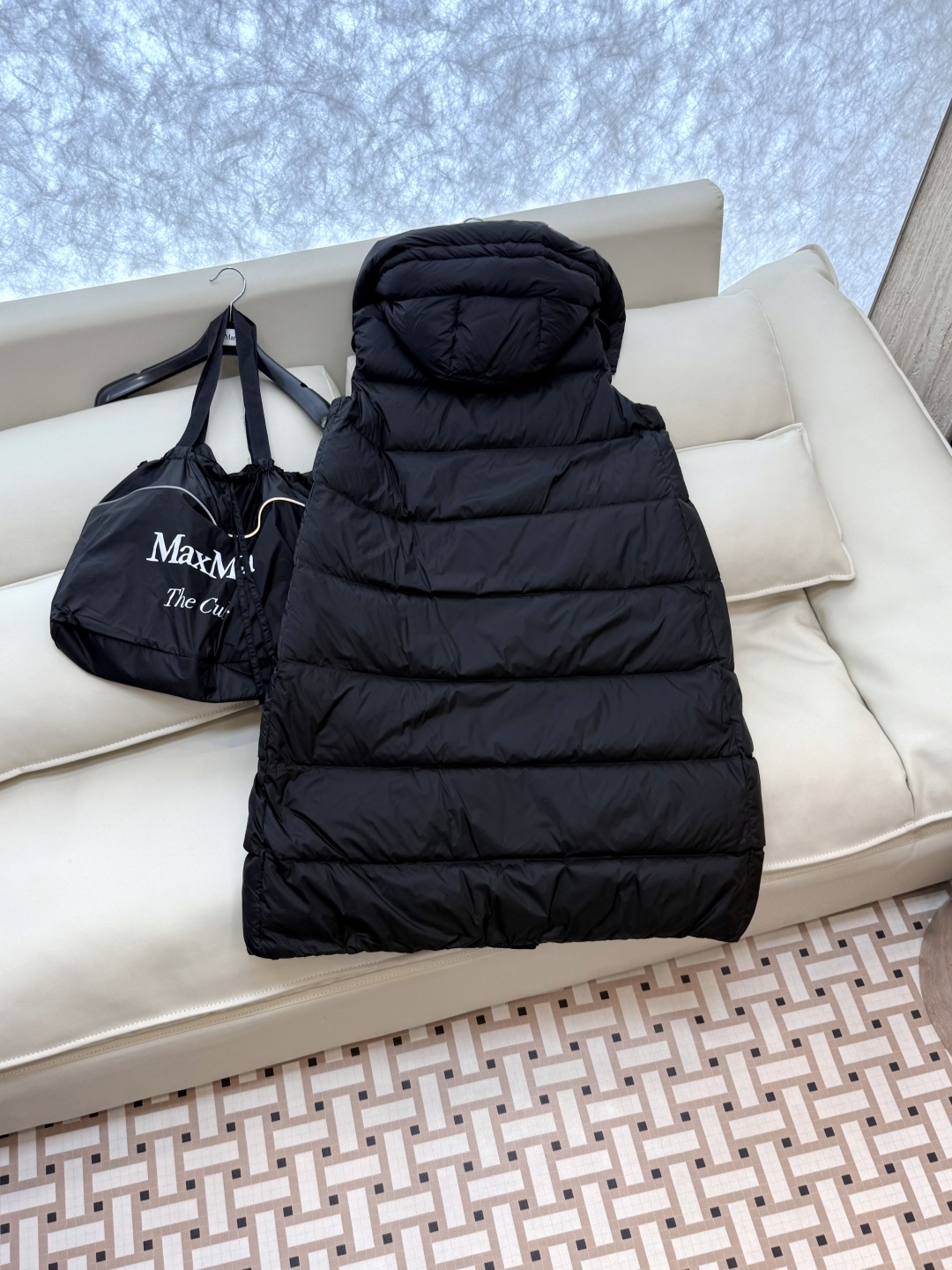 M286#新款羽绒服⚠️。
max mara  配原包装 原标高定版 羽绒长马甲 加长90% 鹅绒羽绒服