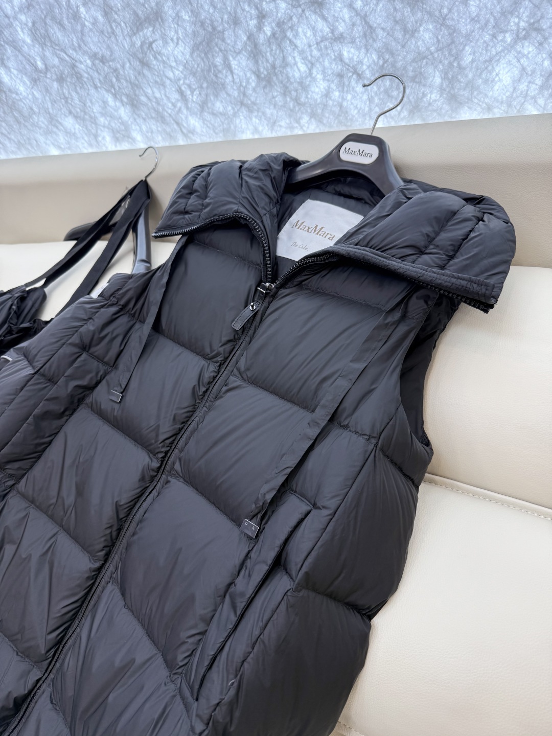 M286#新款羽绒服⚠️。
max mara  配原包装 原标高定版 羽绒长马甲 加长90% 鹅绒羽绒服