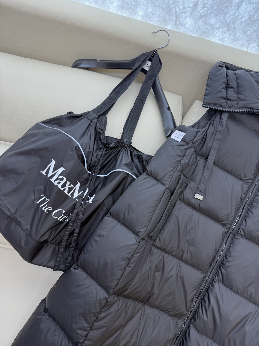 M286#新款羽绒服⚠️。
max mara  配原包装 原标高定版 羽绒长马甲 加长90% 鹅绒羽绒服