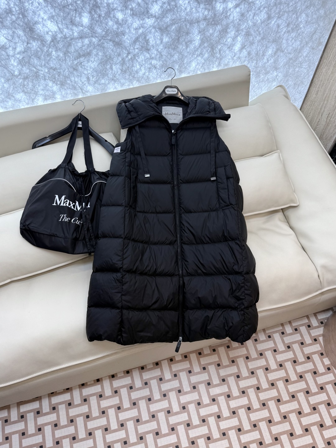 M286#新款羽绒服⚠️。
max mara  配原包装 原标高定版 羽绒长马甲 加长90% 鹅绒羽绒服