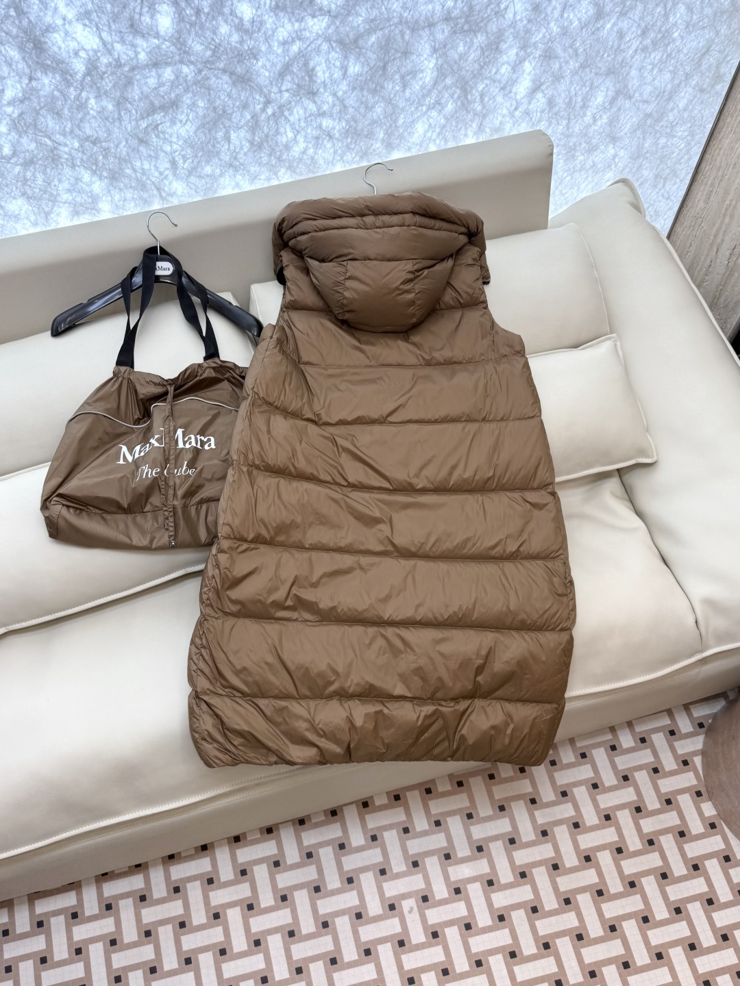 M286#新款羽绒服⚠️。
max mara  配原包装 原标高定版 羽绒长马甲 加长90% 鹅绒羽绒服