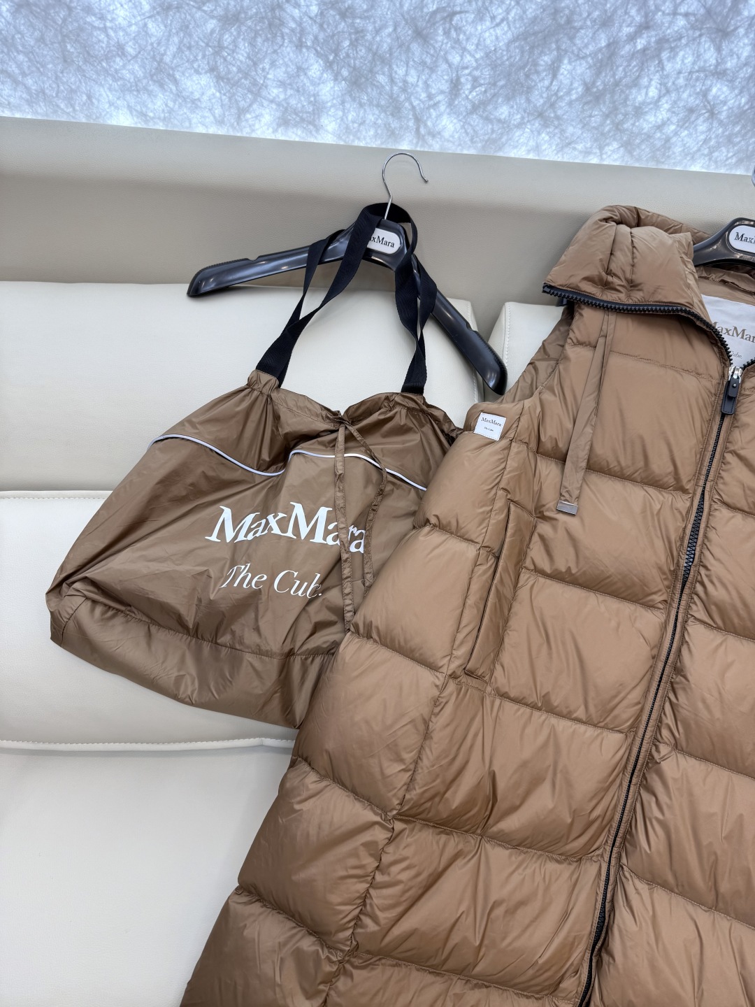 M286#新款羽绒服⚠️。
max mara  配原包装 原标高定版 羽绒长马甲 加长90% 鹅绒羽绒服