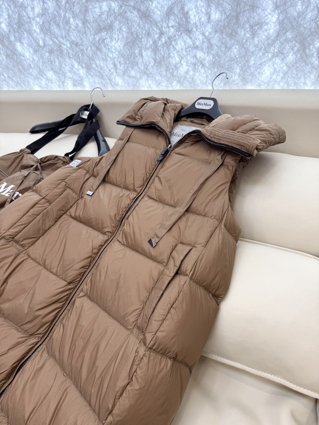 M286#新款羽绒服⚠️。
max mara  配原包装 原标高定版 羽绒长马甲 加长90% 鹅绒羽绒服