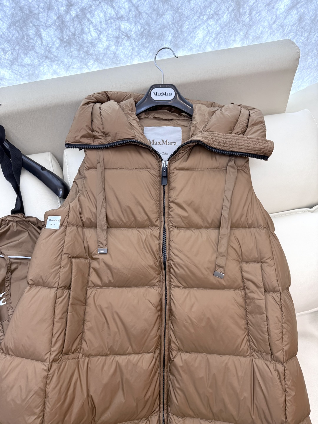 M286#新款羽绒服⚠️。
max mara  配原包装 原标高定版 羽绒长马甲 加长90% 鹅绒羽绒服