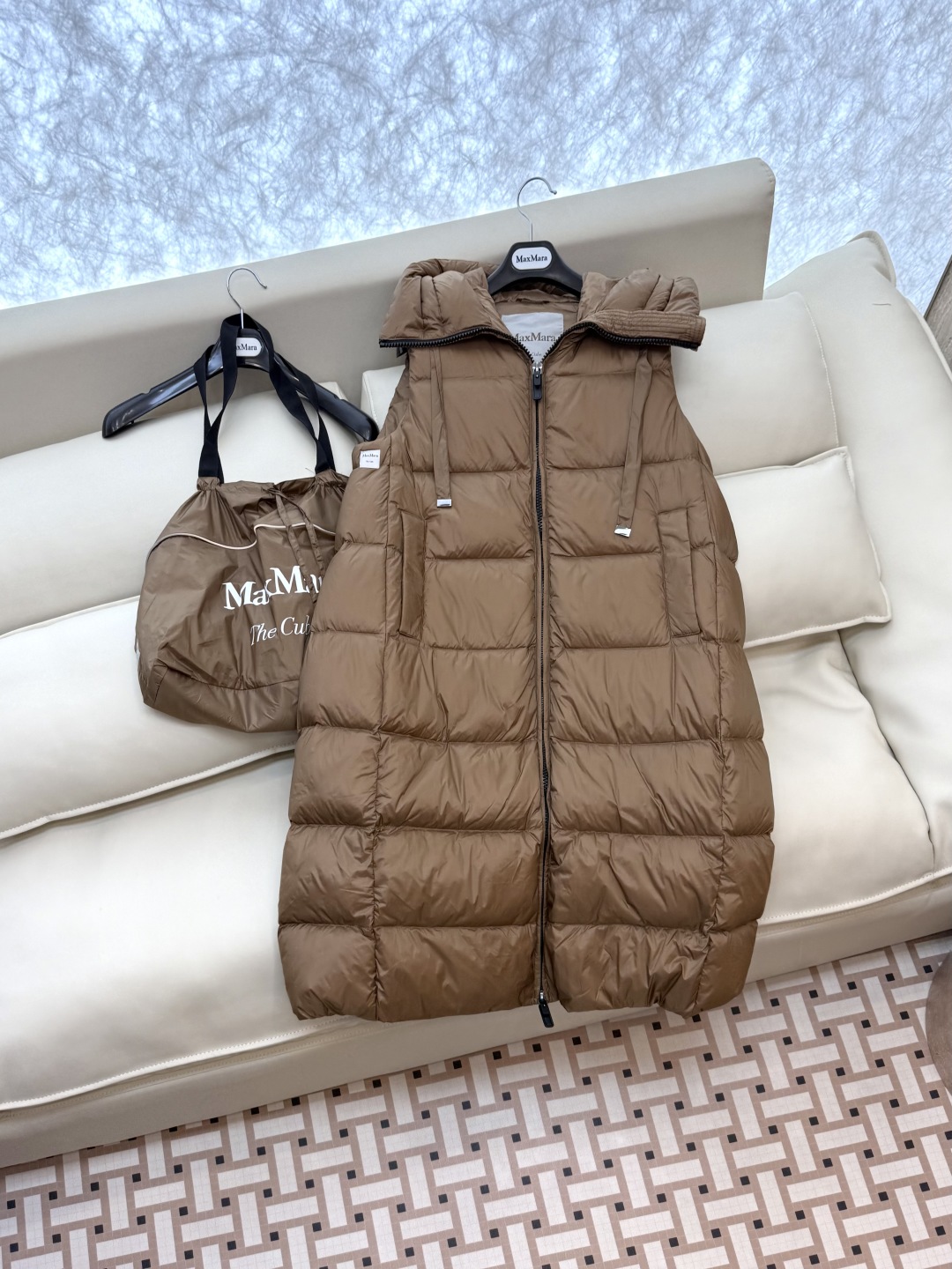 M286#新款羽绒服⚠️。
max mara  配原包装 原标高定版 羽绒长马甲 加长90% 鹅绒羽绒服